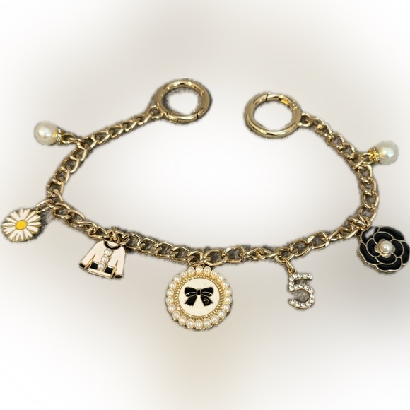 🖤Elegant Gold Tone Chain Handbag Charm Accessory with 7 Distinct Charms/NWOT🖤 - Picture 2 of 2